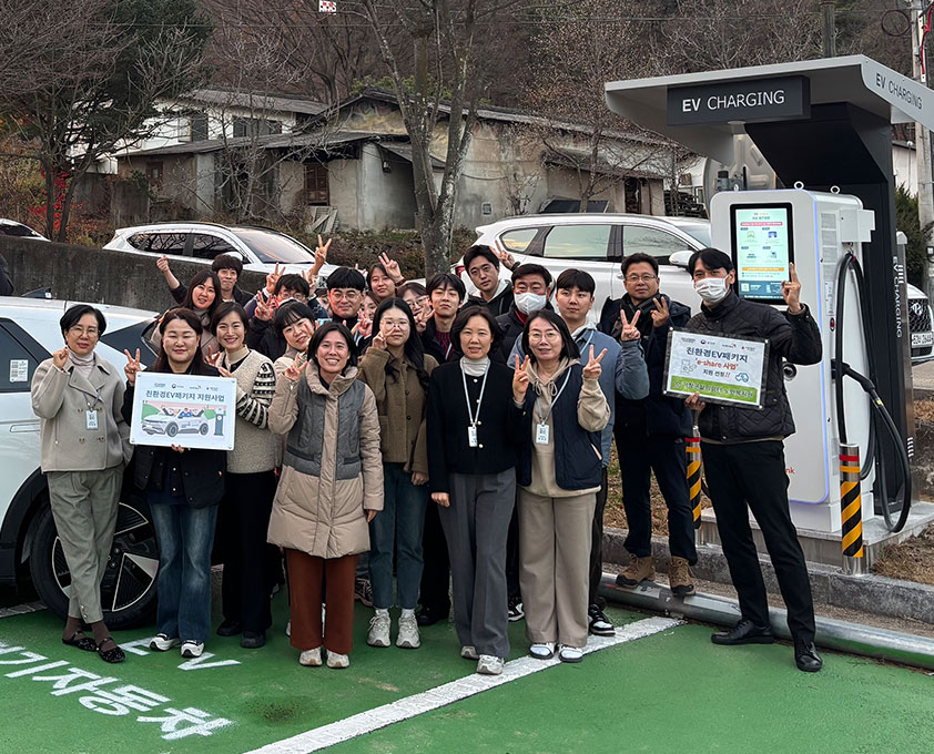 친환경 EV패키지 지원사업 기념 사진촬영을 하고 있는 월드비전 담당자와 관계자들