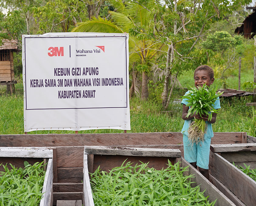 신선한 농작물을 들고 환하게 웃고 있는 아동