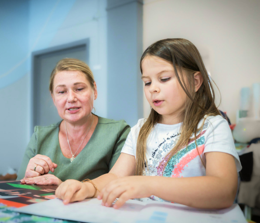 선생님과 상담프로그램을 하는 아동
