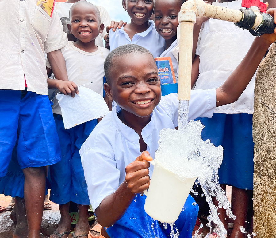 물을 틀고 있는 아동