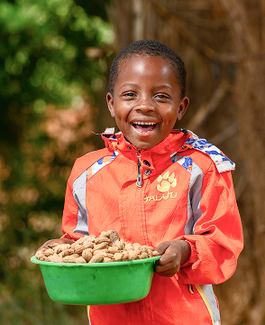 식량을 틀고 있는 아동