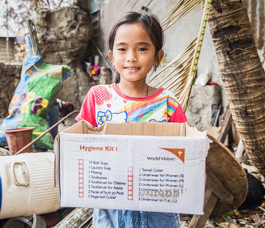 존엄성키트를 틀고 있는 아동