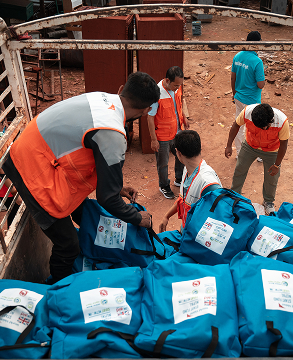 비식량물자를 옮기고 있는 월드비전 직원