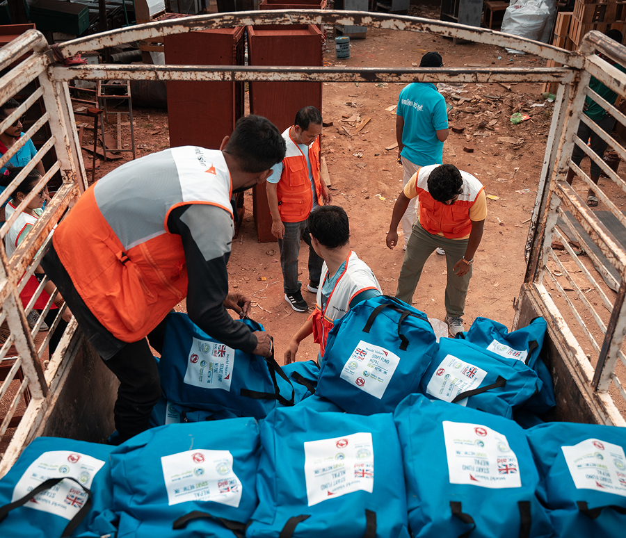 비식량물자를 옮기고 있는 월드비전 직원