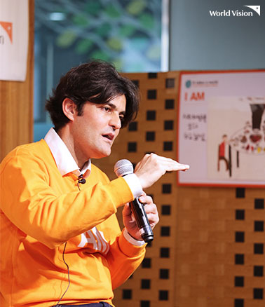 무대 위 압둘 와합씨의 모습