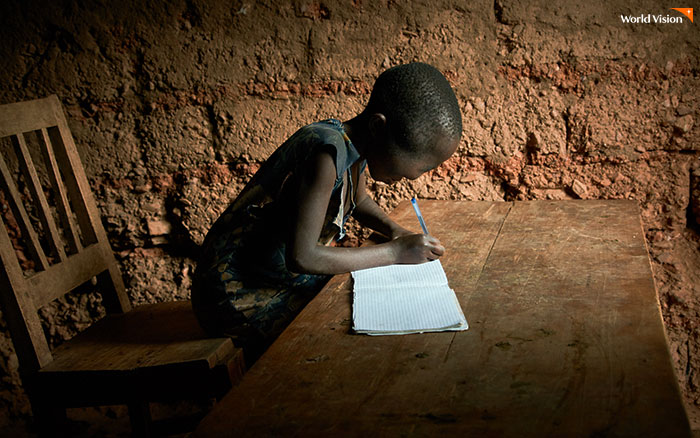 원인을 알 수 없는 병으로 아이의 눈에서 계속 피와 고름이 나오고 있었어요
