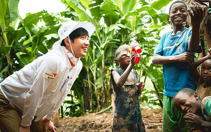 아이가 잠시라도 아픔을 잊길 바라며 몇 가지를 준비해 갔어요