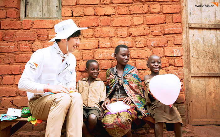 같이 풍선 놀이를 했는데, 정말 세상 어디서나 볼 수 있는 평범한 또래 아이의 표정으로 환히 웃더라고요