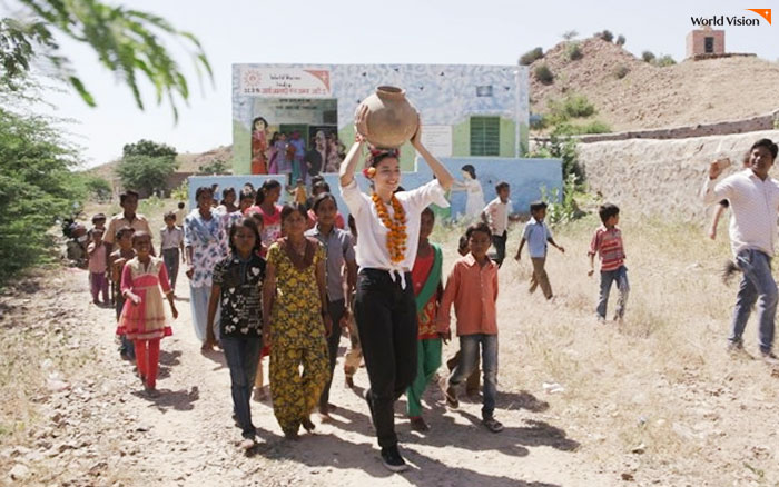 6km. 개발도상국 아이들이 물을 얻기 위해 걷는 평균 거리입니다