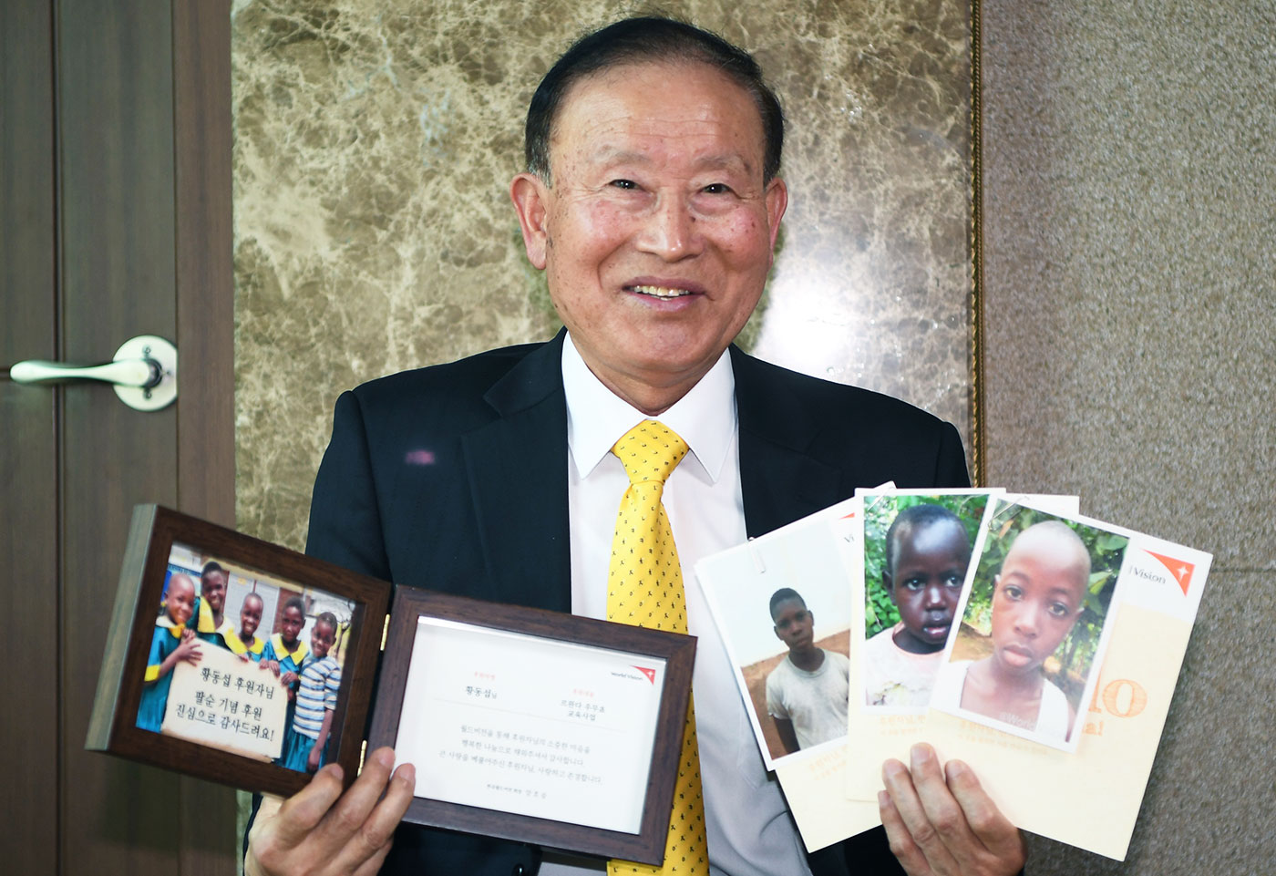 후원자님으로부터 튼튼한 학교를 선물 받은 액자 속 르완다 아이들이 ‘팔순 기념 후원 진심으로 감사드려요~!’라는 인사를 전하고 있네요!