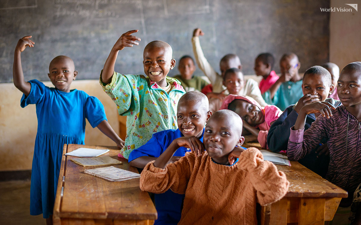 먼지 날리고, 삐걱대던 책걸상이 있던 교실의 대변신! 아이들이 얼마나 좋아했게요!