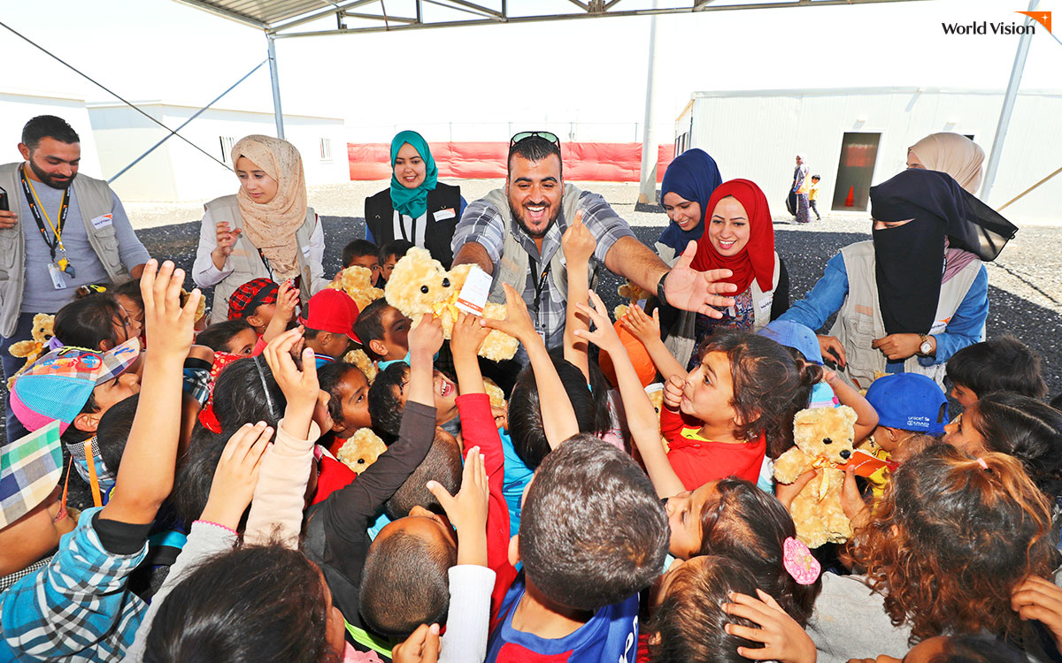 시리아 난민촌에 전해진 100마리의 곰돌이 친구들