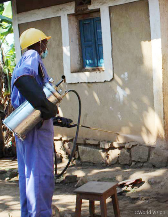 교육을 받은 자원봉사자들은 말라리아를 옮기는 모기를 없애기 위해 집집마다 실내 방역을 실시했어요. 사용한 살충제는 안전하게 폐기했습니다.