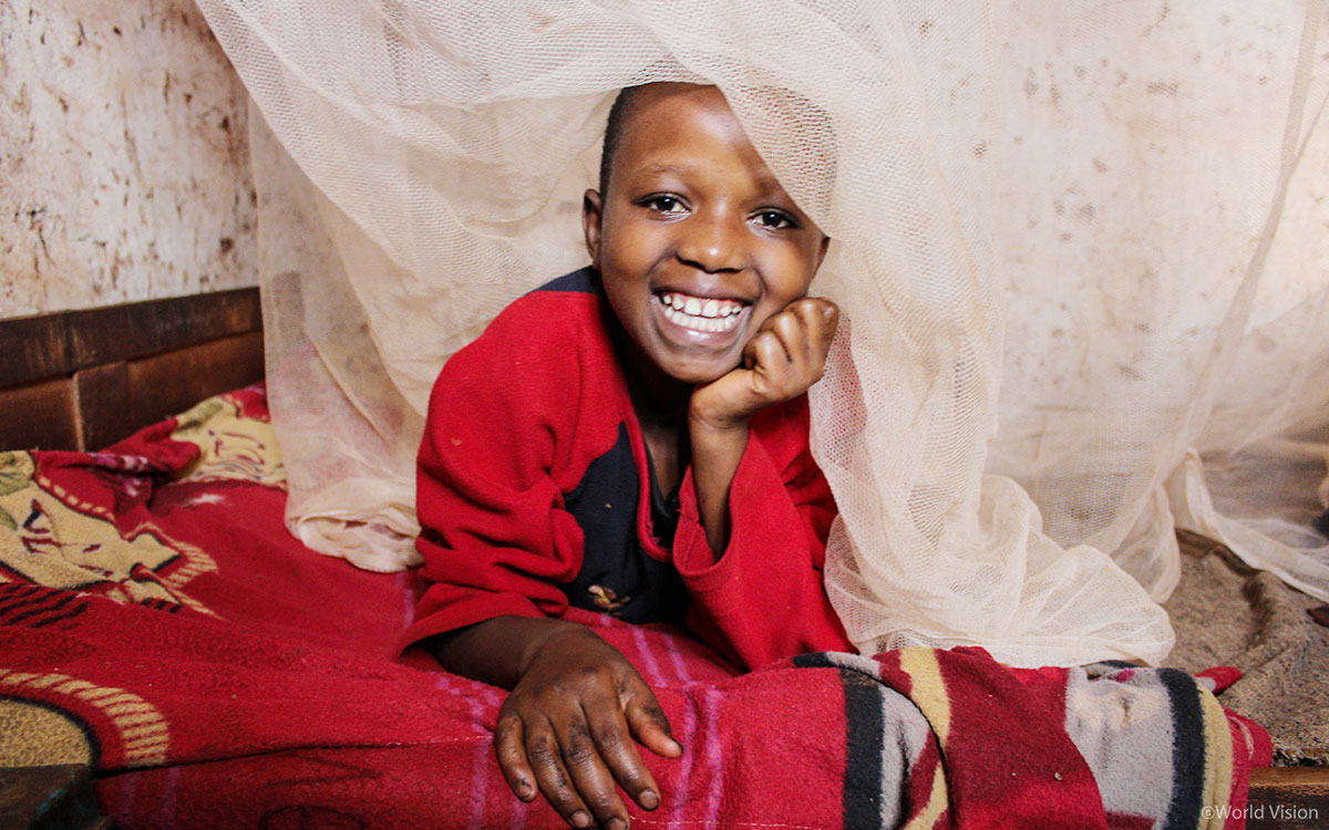 마을에서 가장 취약한 아동과 산모에게 먼저 모기장을 지원하고 , 모기장 사용과 말라리아 예방 교육을 진행했어요 .