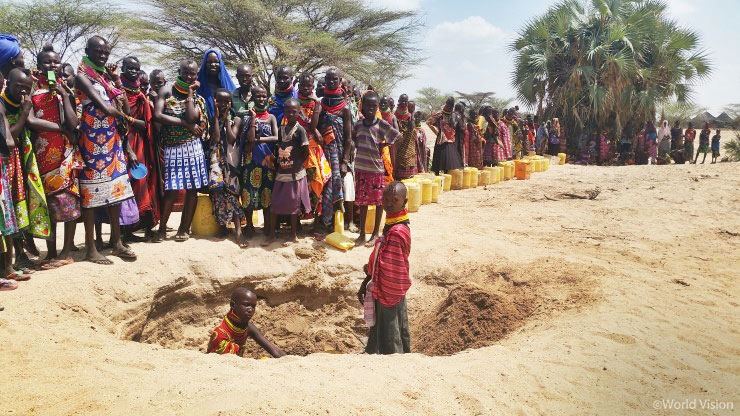 작은 웅덩이에 고인 물을 마시려 몇십 명이 길게 늘어서 있는 모습도 일상적이었죠.