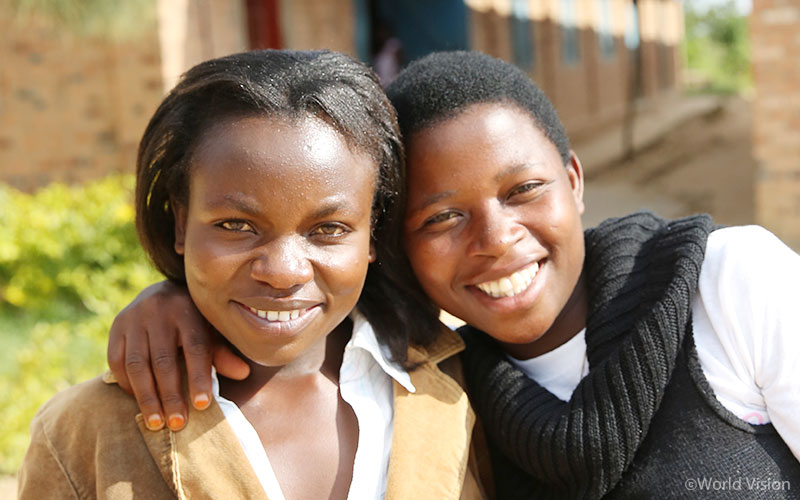 후원아동 성장소식지 작성하기 활동을 통해 아이들이 더 행복해진다고 확신하는 르완다의 자원봉사자 로잘리에와 레지네 씨.