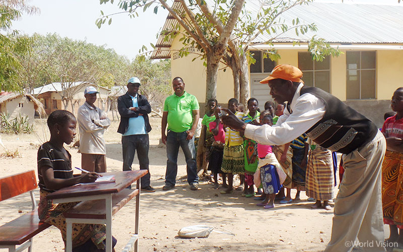 주인공은 나야나! 후원아동성장소식지를 작성하는 듯한 포즈를 취하는 아이들.