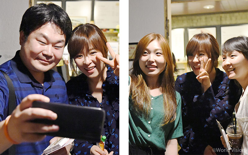 한 사람 한 사람의 후원자를 배웅하고 셀카와 싸인까지 마음담아 선물한 그녀