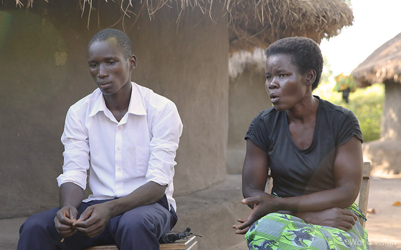 사이먼과 사이먼의 엄마 제니퍼