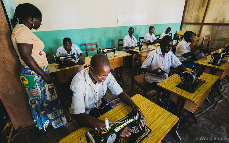 재봉, 미용, 농업 등 다양한 직업 기술을 알려주는 재활 프로그램