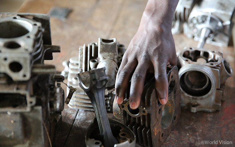 학비가 모자라 1년 간 오토바이나 자동차를 정비하며 학비를 마련해야 했다는 사이먼