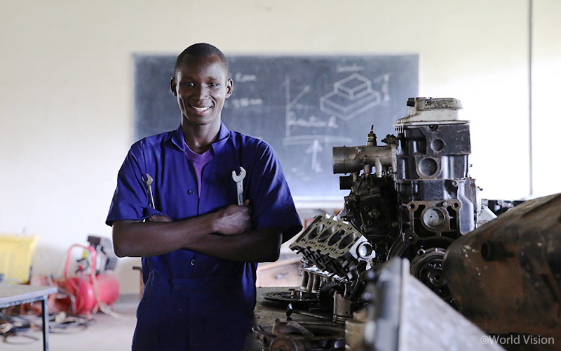 기름내나는 실습실 안. 익숙한 공구를 잡고 쑥쓰럽게 찰칵! 엔지니어링 전공 4학년, 사이먼.