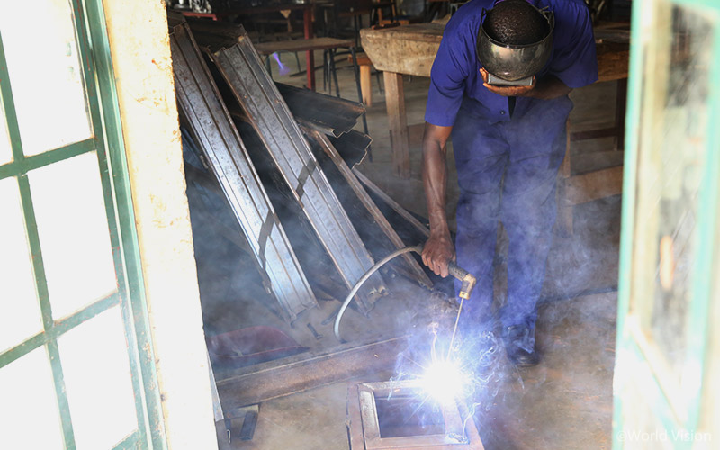 그의 야문 손끝을 보는 내 마음에 진한 확신이 차올랐다