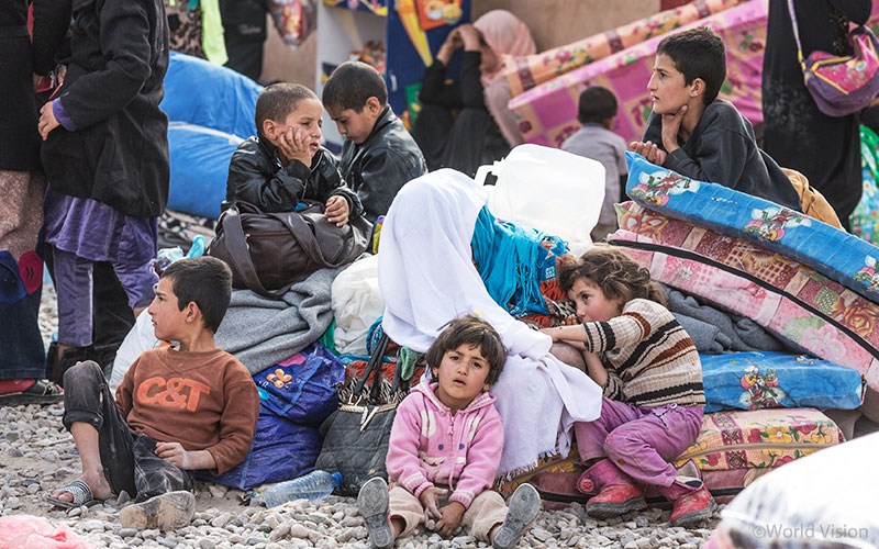 이라크 모술 지역의 분쟁을 피해 온 난민캠프 아이들의 모습