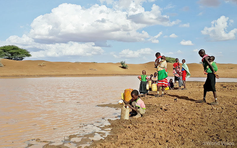 흙탕물을 뜨는 케냐 사람들