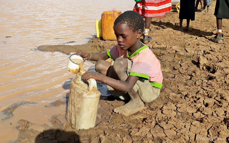 흙탕물을 뜨는 케냐 어린이