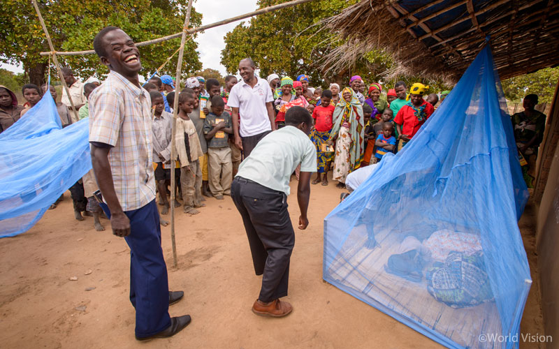 모잠비크 나라 전체로는 2백만 개에 달하는 모기장을 전했죠.