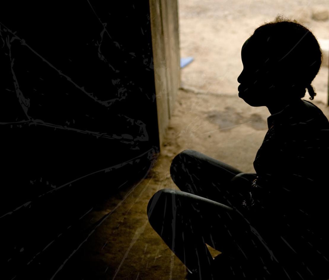 어두운 공간에 혼자 앉아 있는 여성