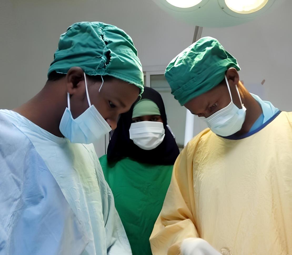 진지한 얼굴로 수술 중인 의사들과 간호사