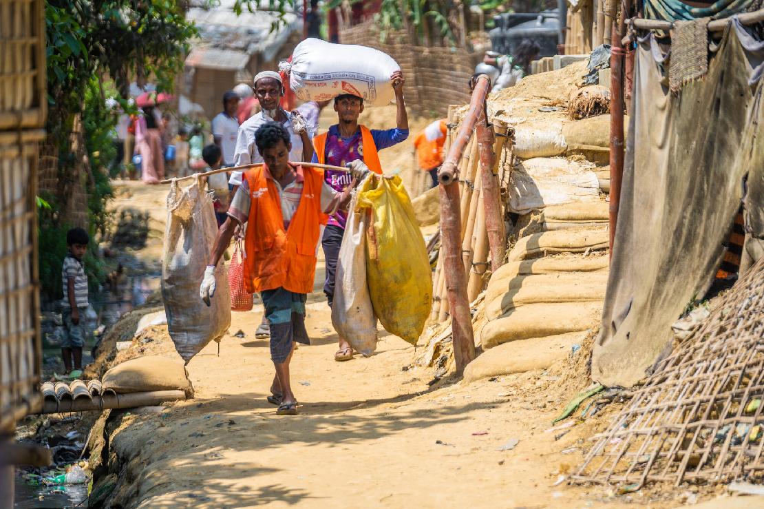 쓰레기를 자원으로 활용하는 난민캠프 사람들의 모습