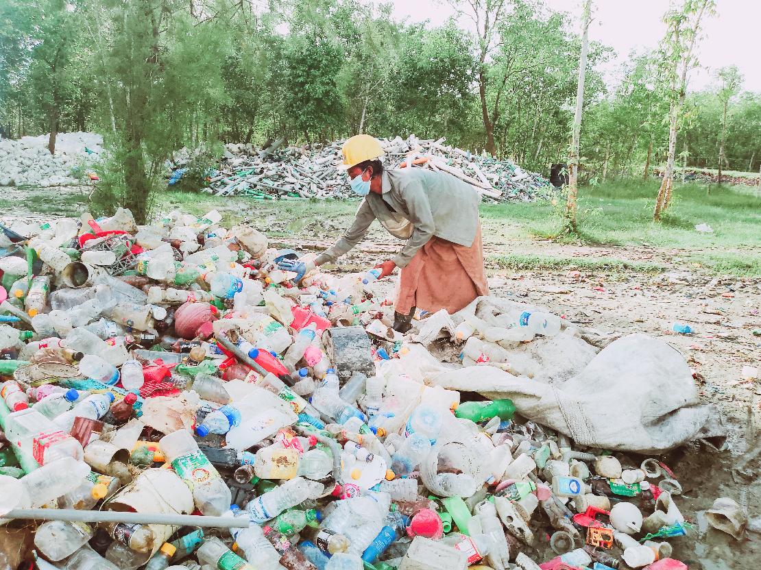 난민캠프에 쌓인 쓰레기