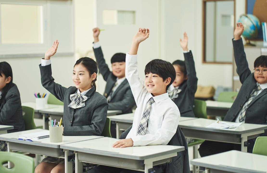 교실에서 아이들이 손을 들고 발표하는 모습