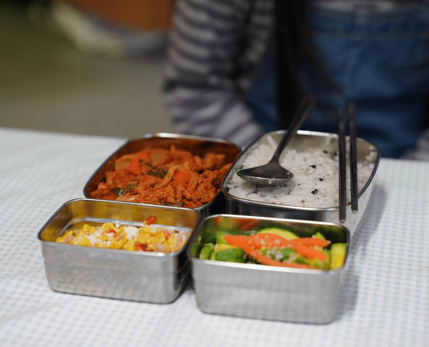 맛있는 밥과 반찬이 가득 담겨있는 사랑의 도시락