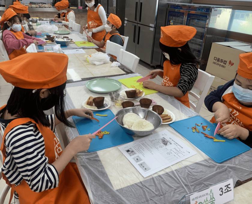 식재료로 열심히 음식을 만들고 있는 아이들