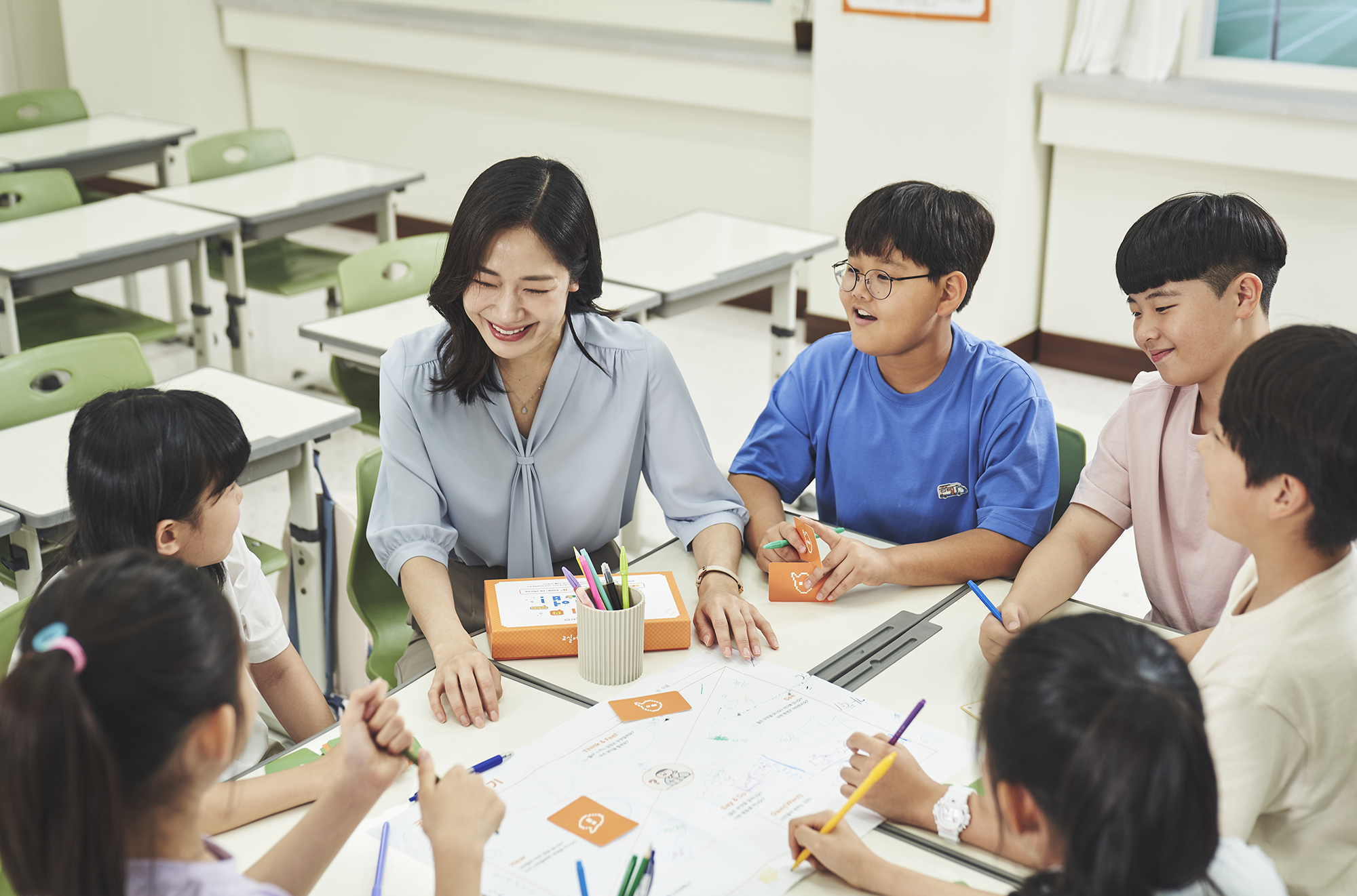 선생님과 아이들이 모여 수업을 하는 모습