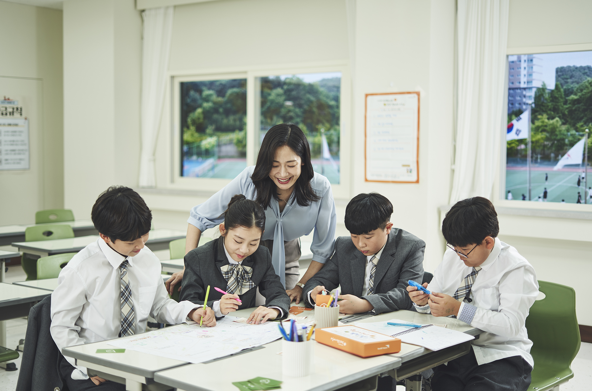 선생님과 함께 학습을 진행하는 학생들