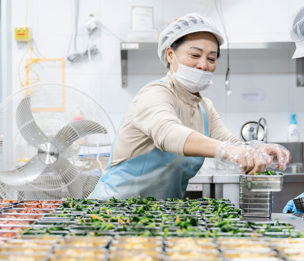 도시락을 만드는 조리사