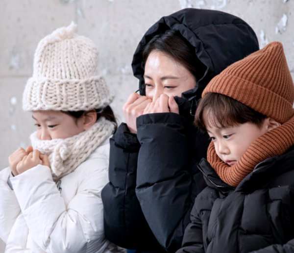 추위에 떨고 있는 가족