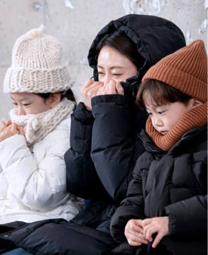 추위에 떨고 있는 가족