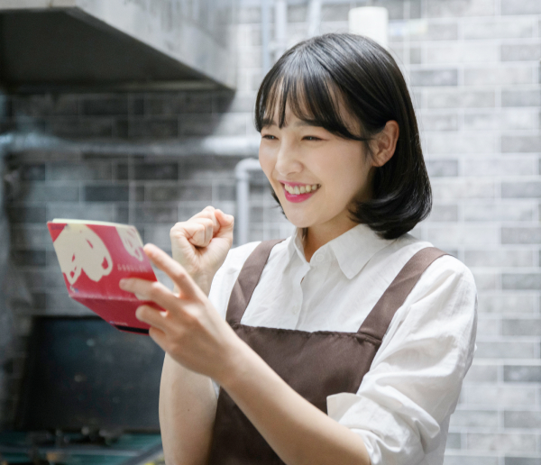 생계비를 받아 기뻐하는 여성