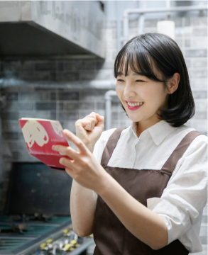 생계비를 받아 기뻐하는 여성