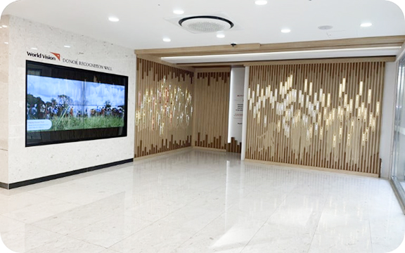 사업장에서 아이들과 놀이하는 후원자