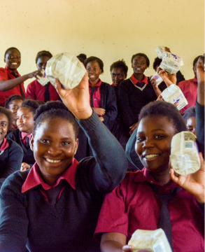 생리대를 받은 여아들