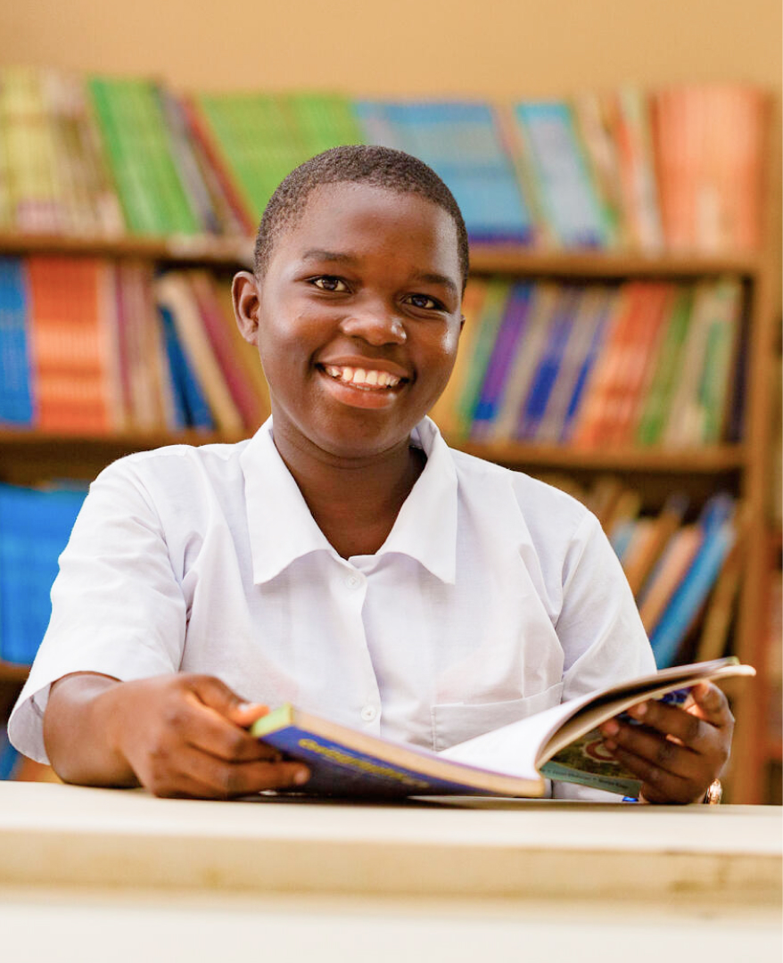 깨끗한 교실에서 책을 보는 아이
