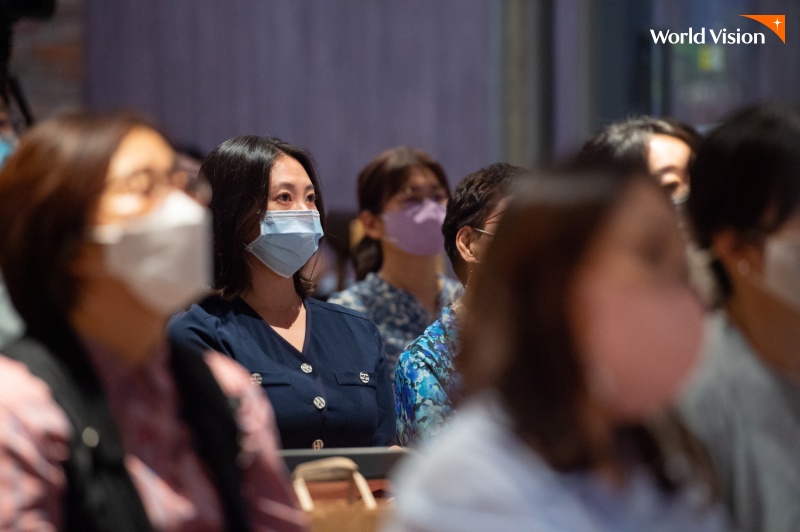 박한영 대리의 이야기를 열심히 듣고 있는 후원자님들