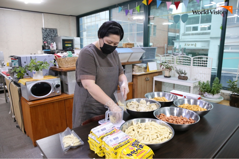 바쁜 와중에도 황정미 후원자님이 시간을 내어 아이들을 위한 떡볶이 키트를 만듭니다.